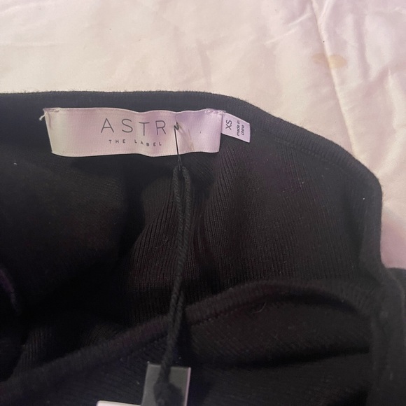 ASTR The Label Black Long Sleeve One Shoulder Ribbed Crop  Top - Picture 4 of 7